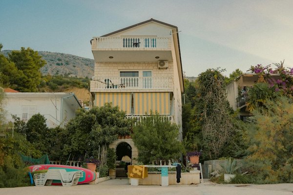 Quelles sont les meilleures techniques pour camper sur une île déserte en toute sécurité?